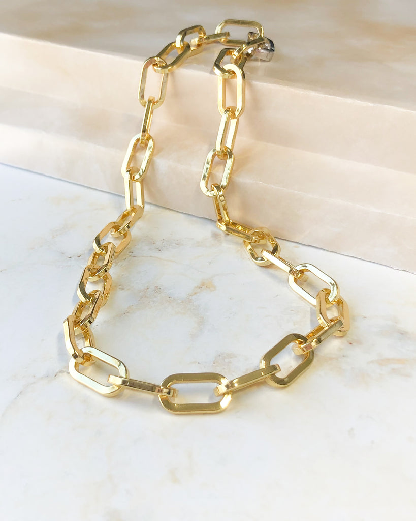 Discover our stunning chunky gold necklace that brings a bold touch to your  look. Add a touch of sophistication and glamor to your outfit with this  elegant necklace. – Sublimella